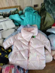 Женские плащи и куртки в количестве 17 штук.