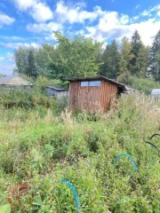 Земельный участок площадью 546 кв.м и здание площадью 20.4 кв.м. Адрес: Россия, Удмуртская Республика, г. Воткинск, территория СНТ "Сад 5", ул. 7-я, дом 77. Кадастровый номер участка: 18:27:070806:16. Здание нежилое, одноэтажное, кадастровый номер: 18:27:070805:188.