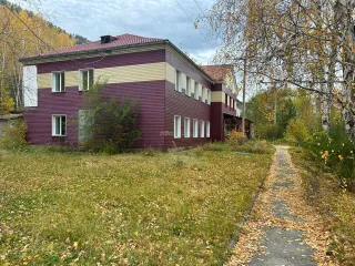 Административное здание 992,2 кв. м, право аренды участка 3559 кв. м, Республика Хакасия. Административное здание, общежитие на 48 мест, назначение: нежилое помещение, 3-х этажное, общей площадью 992,2 кв. м, адрес (местонахождение) объекта: Республика Хакасия, г. Саяногорск, пгт. Майна…