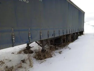 Прицеп Montracon 1996 года, идентификационный номер SMRC3A04496D54440. Техническое описание: Гнилой. Тент рваный, стойки сгнили и отвалились. Ворота плохие, резина под замену. Одно колесо отсутствует. Лопнули две пневмоподушки. Тент бока и крыша не работают.