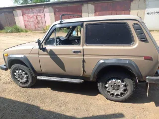 ВАЗ 2121 1983 года выпуска, цвет темно-бежевый. VIN: XTA212100E0338497, ПТС: 56EO538365, госномер: X8066OM56. Тип двигателя: бензиновый, мощность 75 л.с. (55 кВт), рабочий объем 1600 куб. см. Разрешенная максимальная масса 1610 кг, масса без нагрузки 1210 кг.