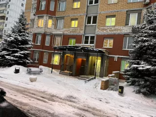 1/2 (0,5) доли в праве на жилое помещение, вид: квартира, кад.№ 77:04:0001016:2672, адрес: г. Москва, Лефортово, ул. Авиамоторная, д. 34, корп. 2, кв. 69, пл. 52,1 кв.м., долевая собственность, №77-77-04/015/2006-266 от 03.04.2006