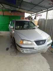 Автомобиль марки Hyundai модель Elantra, 2005 г.в., VIN KMHDN41BP6U247487, цвет серебристый, мощность двигателя 112 л.с. Имеются внешние повреждения: потертости, царапины, вмятины, очаги коррозии на кузове, трещины и сколы стекол. На момент публикации объявления на официальном сайте МВД России…