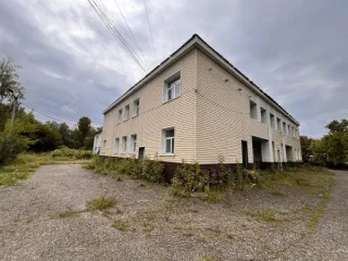 Нежилое здание 747.5 кв. м и земельный участок 3428 кв. м, Кемеровская область. Нежилое здание общей площадью 747,5 кв. м, кадастровый номер 42:31:0108001:24, расположенное по адресу: Кемеровская область – Кузбасс, г. Осинники, ул. Ленина, д. 66. Земельный участок общей площадью 3428 кв. м…