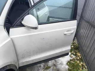 Audi Q3 2012 года, 211 л.с., пробег 275 004 км, полный привод, автоматическая коробка передач. VIN: WAUZZZ8U2CR042451. Автомобиль на ходу. Гул заднего ступичного подшипника (новый подшипник в комплекте). Имеются мелкие сколы и царапины по кузову.