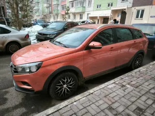 Lada Vesta 2018, легковой автомобиль универсал, государственный регистрационный знак X187ОE124, VIN XTAGFK320KY270926, цвет оранжевый, на левом зеркале отсутствует фрагмент пластика, на лобовом стекле трещина, б/у. Адрес: Красноярский край, г. Красноярск, ул. Чернышевского, д. 73.