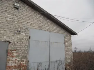 Здание нежилое (залоговое имущество), площадью 706,90 кв.м., адрес: Воронежская обл., Ольховатский р-н., Караяшниковское сельское поселение, северная часть кадастрового квартала 36:18:5500005, кадастровый номер 36:18:5500005:171.