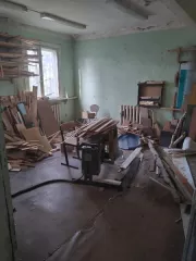 Школьные мастерские, кадастровый номер: 86:04:0000003:989, количество этажей - 1, общей площадью 111,1 кв. м, с земельным участком, кадастровый номер: 86:04:0000003:559, общей площадью 590 кв. м., категория земель: земли населенных пунктов, адрес: Ханты-Мансийский автономный округ - Югра, р-н…