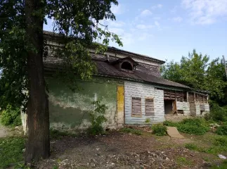 Нежилое здание "Дом городской" общей площадью 182,3 кв.м с земельным участком общей площадью 623 кв.м, расположенного по адресу: Ярославская область, г. Ростов Великий, ул. Пролетарская, д. 57. Кадастровый номер: 76:19:010322:172. Количество этажей: 1. Общая площадь: 182,3 кв.м.