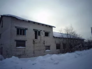 Нежилое здание, кад.№29:06:120110:308, площадью 366,5 кв.м., 
Расположенное по адресу: Российская Федерация, Архангельская область, р-н. Коношский, рп. Коноша, ул. Рабочая, д. 1, принадлежащее МУП "Жилкомсервис" на праве хозяйственного ведения