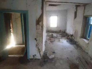 жилое ветхое  здание площадью 27,5 кв.м. земельный участок 1724 кв. м расположенные по адресу Краснодарский край Абинский район Ст. Мингрельская ул Линейная 63