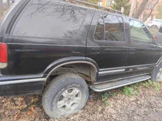 Chevrolet-Blazer 1995 года, 161 лс, 300000 км, полный привод, АКПП. Легковой автомобиль, марка: Chevrolet-Blazer, год изготовления: 1995, VIN: 1GNDT13W0SK253445, мощность двигателя, л. с. (кВт): 161. Пробег уточнять при осмотре.