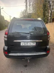 Toyota Land Cruiser 2004 года выпуска. VIN JTEBZ29J700016147. Находится в залоге у ПАО «Совкомбанк».