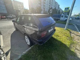 BMW X5 2006 года, черный, 231 л.с., пробег 380000 км, полный привод, АКПП, VIN: 5UXFA13536LY27842. Требуется ремонт КПП и двигателя, отсутствует передний бампер, черный выхлоп, автомобиль не на ходу.