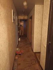 Доля квартиры 45.4 кв.м в Саратове. Адрес: Россия, Саратовская область, г. Саратов, ул. Ипподромная, дом 8, квартира 102. Кадастровый номер: 64:48:040440:1677. Находится в долевой собственности, размер доли: 1/5. Сделка подлежит регистрации у нотариуса.