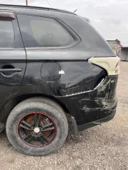Mitsubishi Outlander 2013, универсал, VIN Z8TXTGF2WDM028999, госномер A870AУ126, номер кузова Z8TXTGF2WDM0289992, цвет черный, двигатель № LN7348, мощность 146 л.с. Имеет повреждения: левая задняя сторона бампера, фара, вмятина на багажнике, вмятина на правой задней арке, трещина лобового стекла…