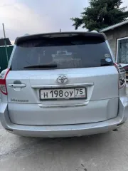 Toyota Vanguard 2008 года выпуска. Цвет кузова серый. Номер кузова ACA33-5210984. Номер двигателя 2AZ-H188296. Мощность 170 л.с., рабочий объем 2362 куб. см, тип двигателя бензиновый. Государственный регистрационный номер Н198ОУ75.