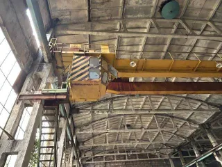 Кран мостовой двухбалочный с электроприводом г/п 10тн 1986г/в инв. № 221963. Внешне не разукомплектован, возможно отсутствие деталей.