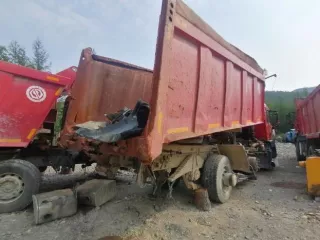 Грузовой-самосвал Shacman SX3316DT366 госномер Н766НК27, 2014 год выпуска, VIN LZGJRDT62EX025426. Неисправен, разукомплектован.