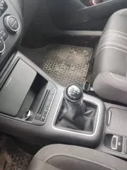 Volkswagen Tiguan, 2016 года, 122 л.с., 83699 км, МКПП, передний привод, цвет белый, VIN XW8ZZZ5NZHG105479, ранее участвовал в 6-ти ДТП, срабатывали подушки безопасности, восстановлен, ключ один, кондиционер не работает, АКБ разряжена, повреждено правое переднее крыло (вмятина), отчет Автотеки…