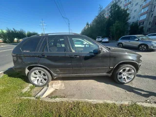 BMW X5 2006 года, черный, 231 л.с., пробег 380000 км, полный привод, АКПП, VIN: 5UXFA13536LY27842. Требуется ремонт КПП и двигателя, отсутствует передний бампер, черный выхлоп, автомобиль не на ходу.