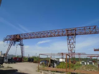 Конструкции колонн и анкерных планок металлические из балки 40К4, стали листовой толщина от 10 мм до 45 мм, огрунтованные. Конструкции балок и прокладок металлические из труб квадратных периметром от 1,3 м до 2,12 м толщин. Конструкции стропильных и подстропильных ферм металлические из труб…