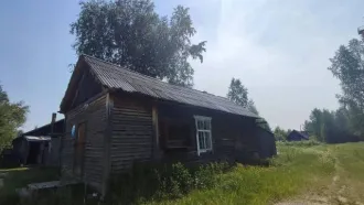 Нежилое здание с кад. номером 70:04:0100016:376, 40 кв.м., по адресу: Томская обл., р-н Верхнекетский, п. Центральный, ул. Советская, д.15, расположенное на земельном участке, принадлежащем муниципалитету (условия пользования никак не оформлены).