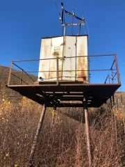 Трансформаторные подстанции Усть-Янский улус КТПН-450КВА (кислородная станция); КТПН-600КВА 12 опор ЛЭП-0,4 кВт (затон, вахта); МТП-600КВА 8 опор ЛЭП-0,4 кВт (затон, вышка); КТПН-600КВА (причал); КТПН-600КВА (котельная); КТПН-450КВА (стройцех), Имущество находится в Усть-Янском улусе Республики…