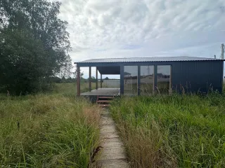 Жилой дом 59.3 кв.м и участок 1083 кв.м, Московская область. Здание, назначение: жилой дом, площадью 59.3 кв.м, количество этажей: 1, адрес: Российская Федерация, Московская область, м.о. Истра, д Еремеево, кв-л 0040357, д. 1669, кадастровый номер: 50:08:0040357:1822. Земельный участок, категория…