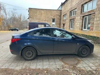 Hyundai Solaris 2015 года, 123 лс, 127957 км, АКПП. Транспортное средство HYUNDAI SOLARIS; 2015 года выпуска, VIN: Z94CT41DBFR481518. На кузове присутствуют потертости на передних и задних бамперах, а также на боковых дверях и крыльях. На заднем бампере есть трещины и глубокие царапины, на дверях —…