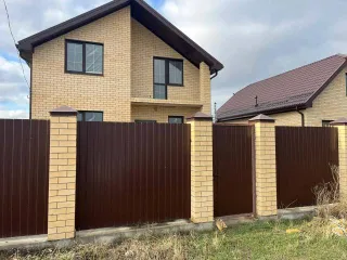 Дом 141,4 м² и участок 516 м² в Краснодарском крае. Земельный участок площадью 516 кв. м, земли населенных пунктов, для индивидуального жилищного строительства, расположенный по адресу: Краснодарский край, Тихорецкий, Тихорецк, Открытая ул, д.8, с кадастровым номером: 23:50:0302024:348. Жилой дом…