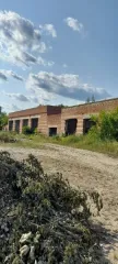Комплекс зданий 1140.6 кв.м с земельным участком, Тульская область. Имущественный комплекс, расположенный по адресу: Тульская область, Одоевский район, рп. Одоев, ул. Карла Маркса, д. 154-а, в составе: Недвижимое имущество: - Нежилое здание (склад), назначение: Нежилое, площадь, м2: 77,4…