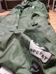 Надувная лодка Фрегат М-3 зеленого цвета, заводской номер 305336, без весел. Бывшая в употреблении, имеются следы эксплуатации: царапины, потертости, загрязнения. Сопроводительные документы отсутствуют. Продается как годные остатки.