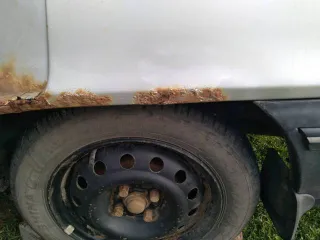 Daewoo Nexia 2005 года, 85 л.с., пробег 450000 км. VIN: XWB3D31UD5A030564, седан, серебристый цвет, механическая коробка передач. Имеет внешние повреждения: потертости, царапины, вмятины, очаги коррозии на кузове, трещины и сколы стекол. Со слов должника, двигатель неисправен. По данным ГИБДД…