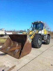 Колесный погрузчик Liebherr L538, VIN: VATZ0433TZB034933, год выпуска: 2014, двигатель № 2013033732, № ведущего моста 745437/767902, цвет: желтый. Дополнительно: щетка L-2600 D-800 – очевидно неисправна.