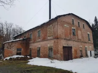 Нежилые здания 899,9 кв.м и участок, Санкт-Петербург. Здания, расположенные по адресу: Санкт-Петербург, поселок Понтонный, улица Александра Товпеко, дом 12, литера А, литера Б, и земельный участок по тому же адресу, литера А. Литера А: площадью 739.3 кв.м, назначение: нежилое, этажность здания: 2…