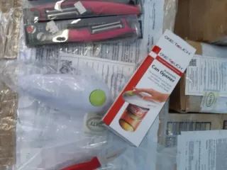 Хозяйственные товары 24 позиции: очки защитные прозрачные 1 шт., кастрюля с крышкой из пищевого силикона 1 шт., электрошоковое устройство 1 шт., ирригатор для полости рта в комплекте с 2-мя насадками 1 шт., люстра потолочная светодиодная 6-рожковая 1 шт., ласты для плавания 1 шт., фен для сушки…