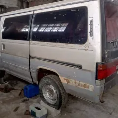 Nissan Caravan, 1982 года, 85 лс, 150000 км, номер кузова ARME24015541, гос. номер У589АМ27. Техническое состояние транспортного средства: не на ходу, не исправна автоматическая коробка передач, двигатель требуется ремонт; по кузову многочисленные следы сквозной коррозии.