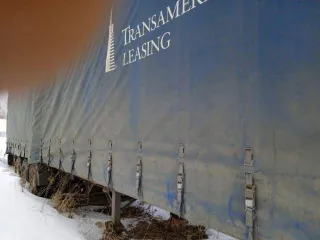 Прицеп Montracon 1996 года, идентификационный номер SMRC3A04496D54440. Техническое описание: Гнилой. Тент рваный, стойки сгнили и отвалились. Ворота плохие, резина под замену. Одно колесо отсутствует. Лопнули две пневмоподушки. Тент бока и крыша не работают.