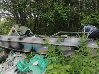 Казанка 5М4 1990 года. Регистрационный номер Р86-66ЧУ. Оснащен встроенным эхолотом и двигателем Yamaha с номером 1046674. П14130000032. Ключи отсутствуют, судовой билет имеется. Работоспособность двигателя под сомнением, находится длительное время на хранении на открытой площадке. Сведения о…