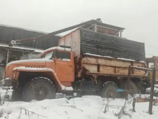 Самосвал, 1993 г.в., г/н E254OK43, цвет оранжевый, VIN: XIP555700P0044080, номер шасси (рамы): P0044080, номер кузова: XIP555700P0044080, номер двигателя: 15853, в рабочем состоянии, б/у, колеса спущены, следы коррозии на капоте, бампере, давно не эксплуатируется, находящийся по адресу: Кировская…