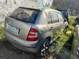 Автомобиль марки "Шкода Фабиа" (SKODA FABIA), с государственным регистрационным знаком А225УК51, серого цвета, 2006 года выпуска. VIN: TMBPY16Y274124123. Ключ зажигания в наличии. ПТС, СТС отсутствуют. Автомобиль марки "Шкода Фабиа" (SKODA FABIA), с государственным регистрационным знаком А225УК51…