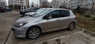 Peugeot 307, 2007 г.в., VIN: VF33CNFUL84954453, серый кузов, объем 1587 см³, мощность 109 л.с., экологический класс 4, тип: хэтчбек. В залоге у ООО МКК «КарМани». Состояние: битое в левую переднюю и заднюю части, после ДТП отремонтировано (видно по цвету краски), обшивка потолка демонтирована…