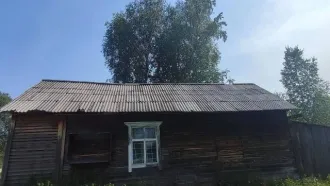 Нежилое здание с кад. номером 70:04:0100016:376, 40 кв.м., по адресу: Томская обл., р-н Верхнекетский, п. Центральный, ул. Советская, д.15, расположенное на земельном участке, принадлежащем муниципалитету (условия пользования никак не оформлены).