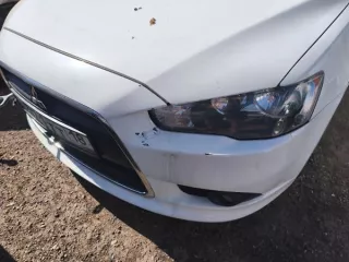 Mitsubishi Lancer 1.6, 2012 г., г/н К321ТТ18, VIN: JMBSRCY1ACU004736. Цвет кузова: белый. Объем двигателя: 1590 см³, мощность: 86 кВт (117 л.с.). Тип: легковой седан. Повреждения ЛКП, трещины на переднем и заднем бампере, коррозия. Ключи и документы отсутствуют. Обременение: залог в ПАО «Росбанк»…