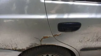 Хендэ Акцент 2003 года, серебристый. VIN: X7MCF41GP4M007673, ПТС: 63РН 449751, госномер Р565КА64. Двигатель бензиновый G4EC3626195, объем 1.5 л (1495 куб. см), мощность 102 л.с. Максимальная масса 1555 кг, масса без нагрузки 1176 кг. Экологический класс не установлен. Произведен ООО ТАГАЗ (Россия).