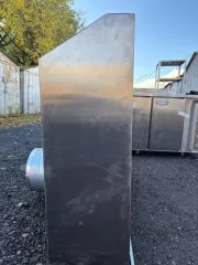 Вытяжной пристенный зонт 1200x800x400 мм. Является бывшим в употреблении имуществом, могут иметься скрытые недостатки.