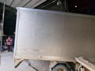 Hino Dutro 2001 года выпуска. Грузовой фургон, цвет белый. Государственный номер B656PB49. Номер шасси (рамы) XZU382*0001880. Номер двигателя А32504.