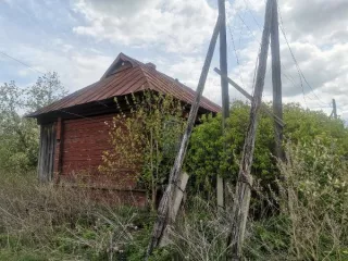 Земельный участок и нежилое здание по адресу: Чувашская Республика, Алатырский р-н, п. Анютино, ул. Юбилейная, д. 32. Земельный участок: категория земель населенных пунктов, ВРИ для хозяйственных нужд, площадь 305 +/- 26 кв. м, кадастровый номер 21:06:210301:51. Запись о регистрации права…