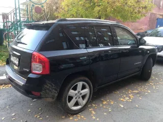 Jeep Compass Limited 2012 года. VIN: 1C4NJDCB8CD687426. Тип: легковой универсал. Кузов: 1C4NJDCB8CD687426, цвет чёрный. Двигатель: бензиновый, 2.4 л (170 л.с., 125 кВт), экологический класс 5. Масса без нагрузки: 1661 кг, максимальная нагрузка: 1980 кг. ПТС: 54 РО 844183 от 16.04.2024, СТС: 99 65…